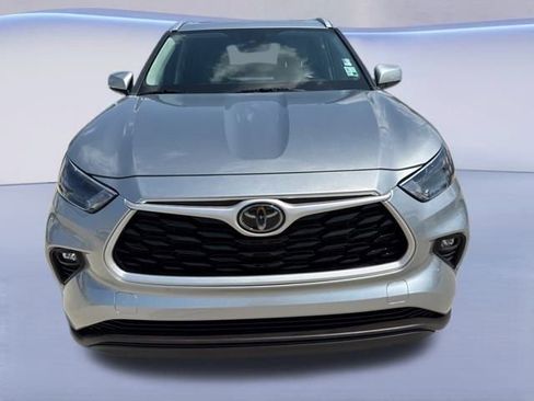 Used 2022 Toyota Highlander XLE image 3