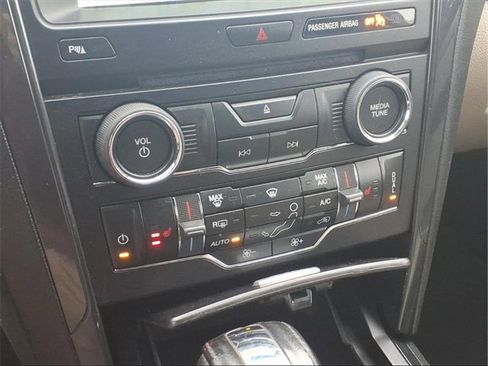 Used 2018 Ford Explorer XLT w/ Equipment Group 202A image 10