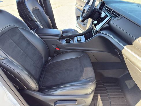 Used 2024 Jeep Grand Cherokee L Altitude image 31