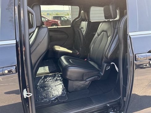 Used 2025 Chrysler Pacifica Select FWD image 58