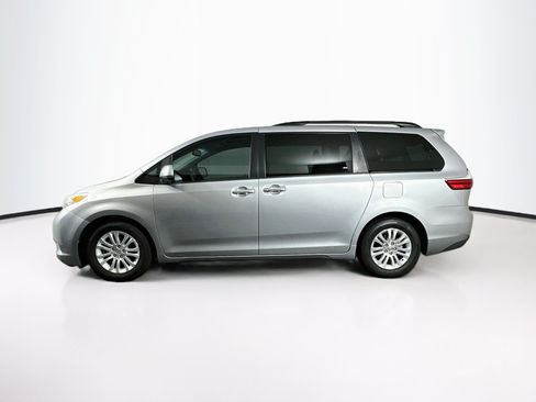 Used 2016 Toyota Sienna XLE w/ XLE Navigation Package FWD image 4