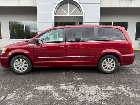 Used 2015 Chrysler Town & Country Touring FWD image 2