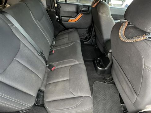 Used 2015 Jeep Wrangler Unlimited Rubicon w/ Connectivity Group image 17