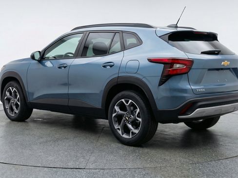 Used 2025 Chevrolet Trax LT w/ LT Convenience Package image 6