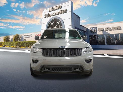 Used 2019 Jeep Grand Cherokee Laredo image 11