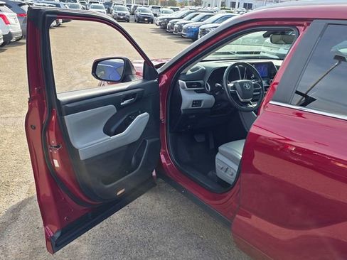 Used 2023 Toyota Highlander XLE image 41