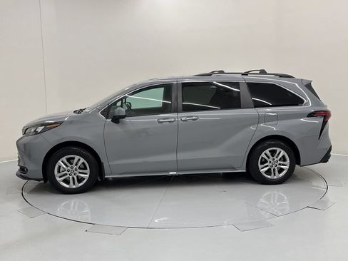 Used 2022 Toyota Sienna XLE Woodland Edition AWD/4WD image 2