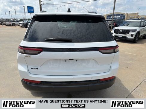 Used 2025 Jeep Grand Cherokee Altitude AWD/4WD image 8