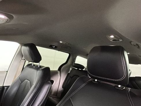 Used 2024 Chrysler Pacifica Touring-L FWD image 12