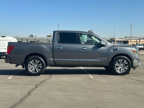 Used 2017 Nissan Titan SL image 3