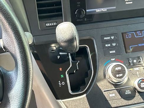 Used 2015 Toyota Sienna LE FWD image 23