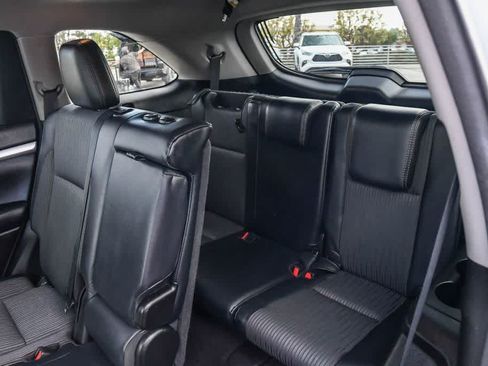 Used 2017 Toyota Highlander Plus FWD image 19