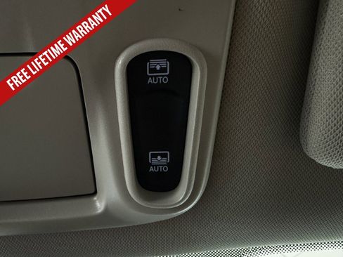 Used 2023 Chrysler Pacifica Limited FWD image 45