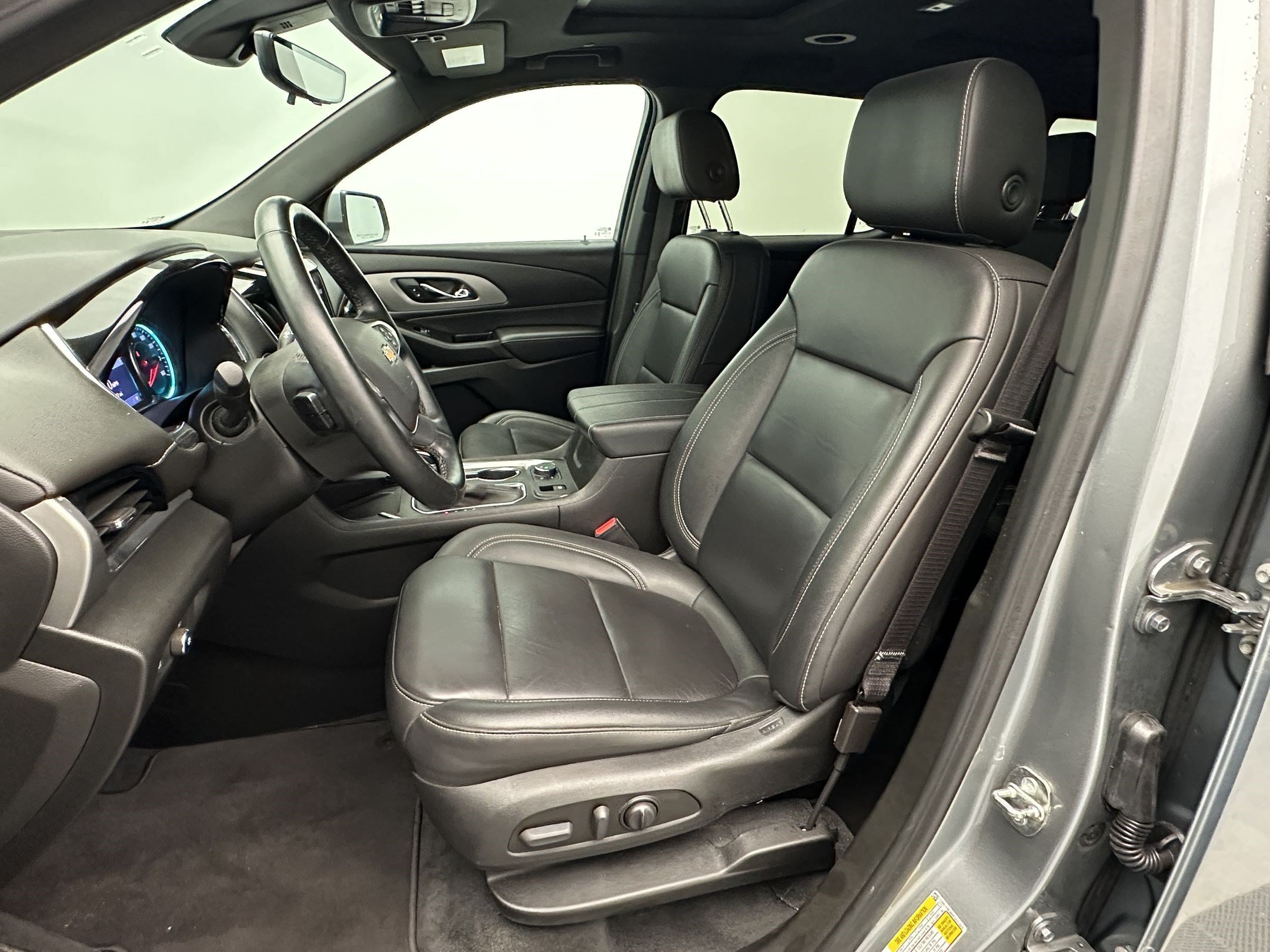 Certified 2023 Chevrolet Traverse LT w/ LT Premium Package AWD/4WD image 5
