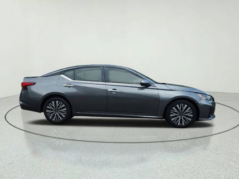 Used 2023 Nissan Altima 2.5 SV FWD image 2