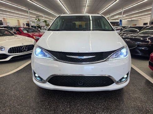 Used 2018 Chrysler Pacifica Limited w/ Tire & Wheel Group FWD image 3