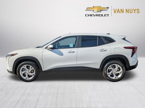 Used 2024 Chevrolet Trax LS w/ LS Convenience Package FWD image 8