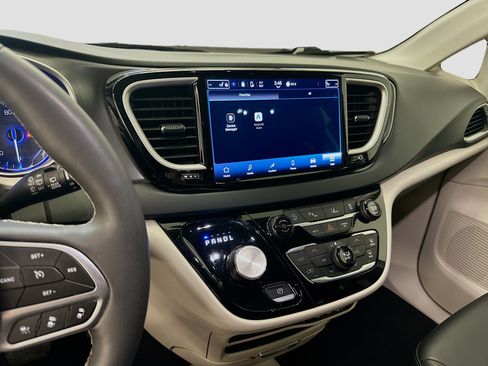 Used 2024 Chrysler Pacifica Touring-L FWD image 25