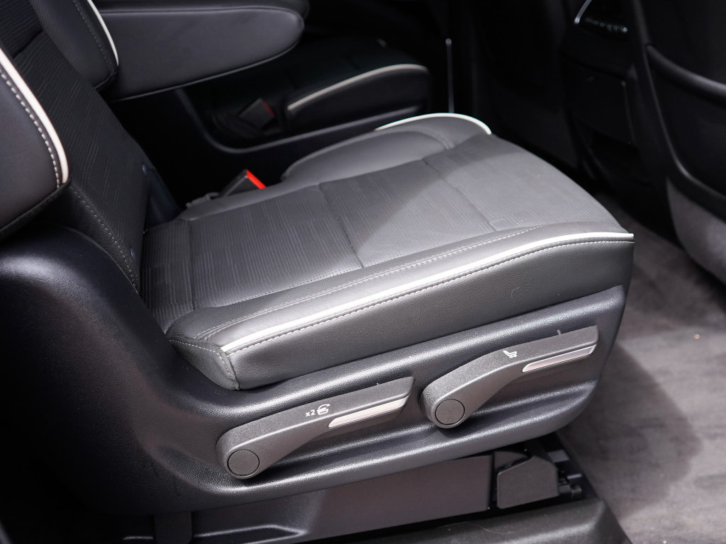 Used 2025 Cadillac Escalade ESV Premium Luxury w/ LPO, Floor Liner Package AWD/4WD image 32