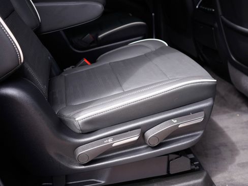 Used 2025 Cadillac Escalade ESV Premium Luxury w/ LPO, Floor Liner Package AWD/4WD image 32