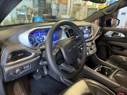 Used 2025 Chrysler Pacifica Limited FWD image 34