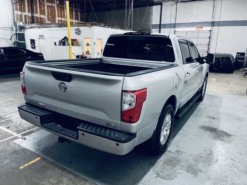 Used 2018 Nissan Titan SV w/ SV Convenience Package RWD image 5
