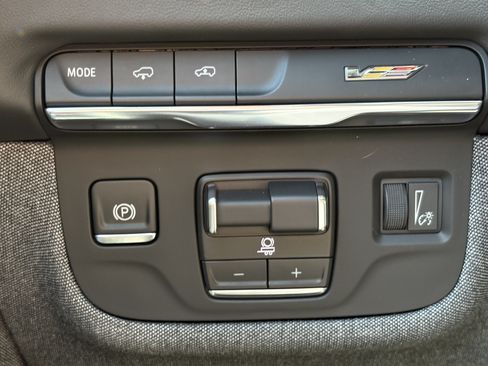 Certified 2025 Cadillac Escalade ESV V AWD/4WD image 30