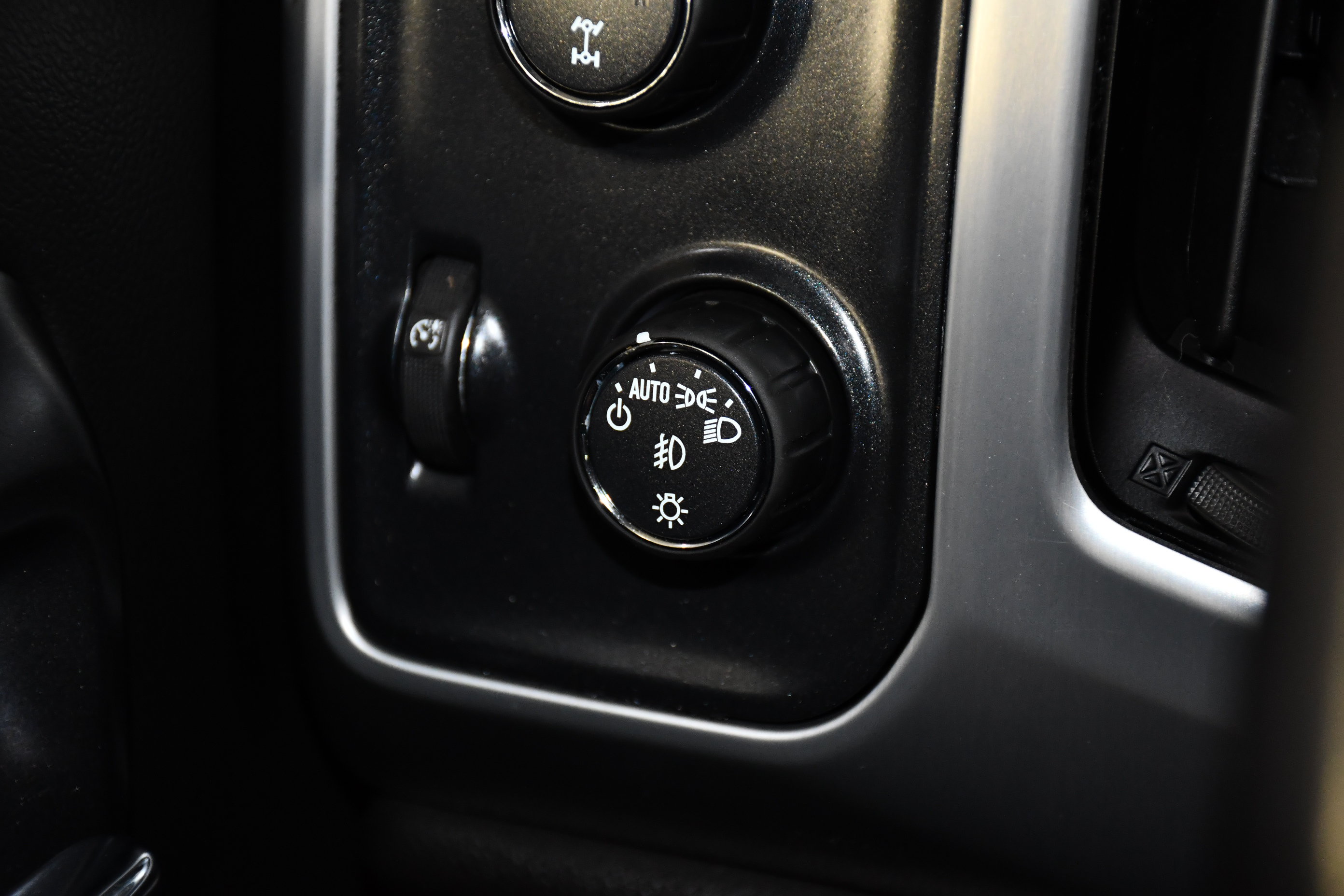 Used 2018 GMC Sierra 1500 SLE w/ SLE Value Package AWD/4WD image 32