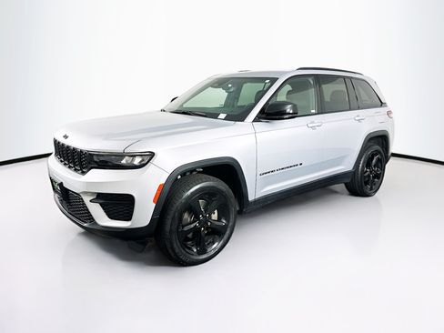 Used 2023 Jeep Grand Cherokee Altitude AWD/4WD image 3
