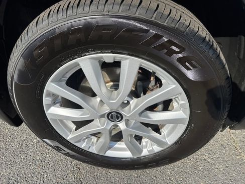 Used 2018 Nissan Rogue SV AWD/4WD image 18
