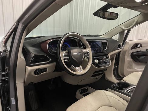 Used 2020 Chrysler Pacifica Limited FWD image 37