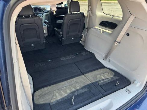 Used 2017 Chrysler Pacifica Touring-L Plus w/ Advanced Safetytec Group FWD image 16