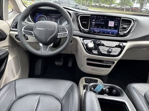 Used 2024 Chrysler Pacifica Touring-L FWD image 18