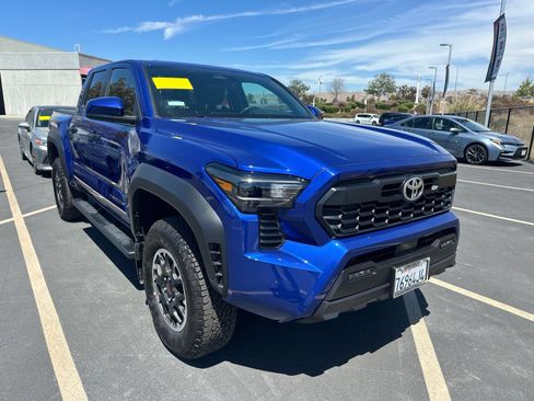 Used 2025 Toyota Tacoma TRD Off-Road AWD/4WD image 1