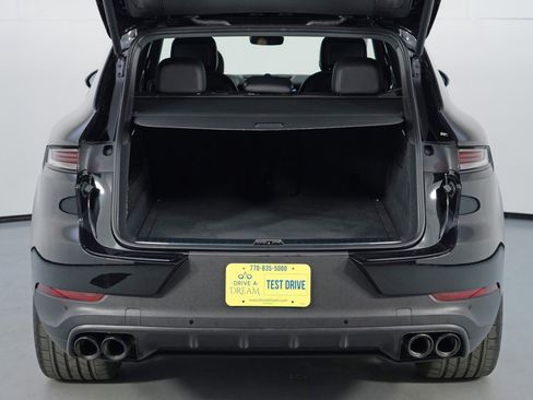 Used 2024 Porsche Cayenne w/ Sport Chrono Package image 10