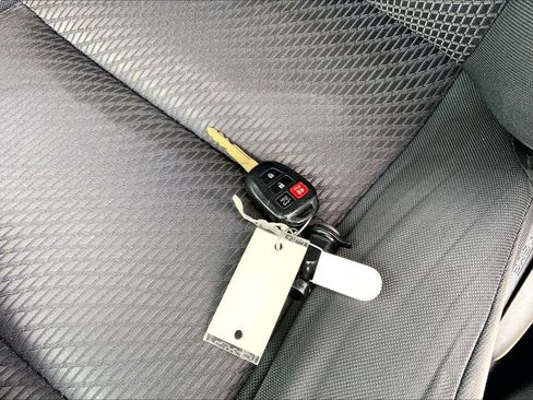 Used 2018 Toyota Highlander LE FWD image 14