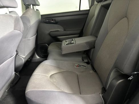 Used 2022 Toyota Highlander LE AWD/4WD image 19