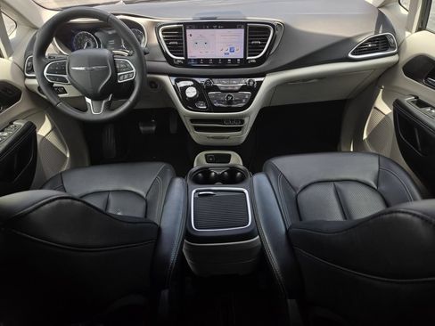 Used 2024 Chrysler Pacifica Touring-L FWD image 17