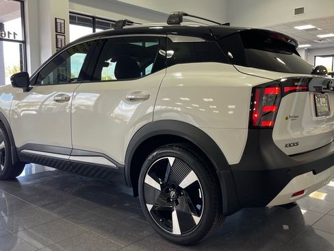 Used 2025 Nissan Kicks SR w/ SR Premium Package image 3