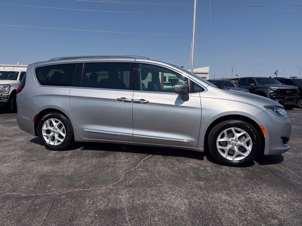 Used 2018 Chrysler Pacifica Touring-L w/ Tire & Wheel Group FWD image 5