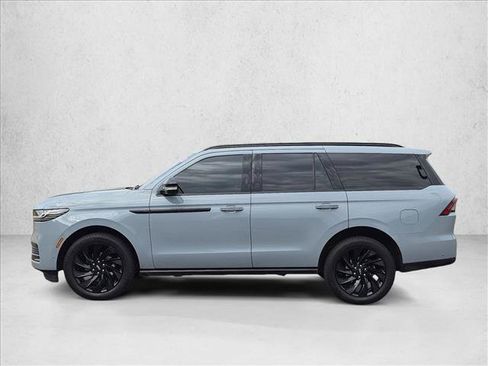 Used 2025 Lincoln Navigator Reserve AWD/4WD image 9