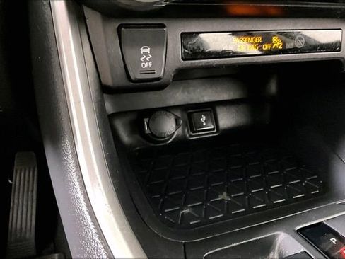 Used 2022 Toyota RAV4 XLE Premium image 15