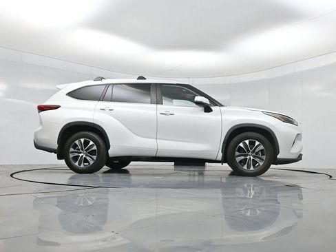 Used 2023 Toyota Highlander XLE AWD/4WD image 51