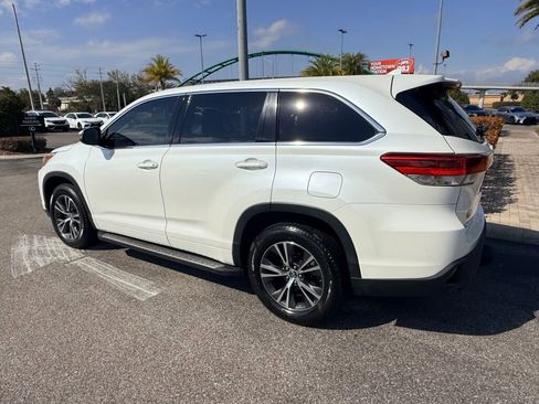 Used 2017 Toyota Highlander LE image 2