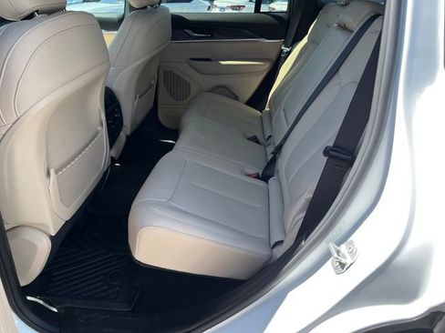 Used 2024 Jeep Grand Cherokee Limited image 3