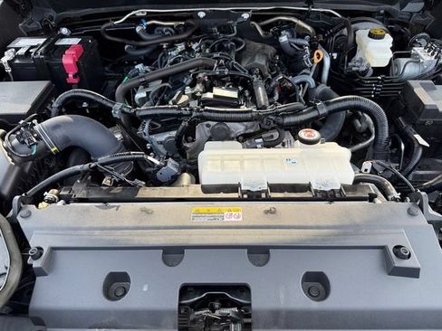 Used 2025 Toyota Tacoma SR5 AWD/4WD image 40
