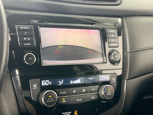 Used 2018 Nissan Rogue SV image 13