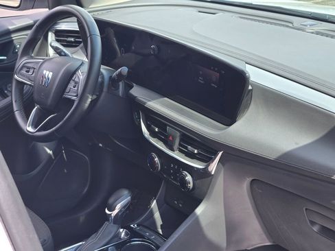 Certified 2025 Buick Encore GX Preferred FWD image 8