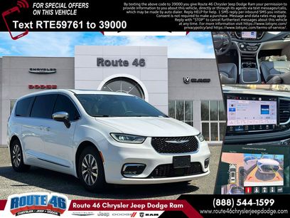 Used 2023 Chrysler Pacifica Limited w/ Uconnect Theater Family Group