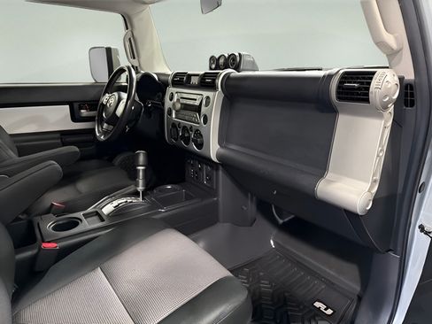 Used 2008 Toyota FJ Cruiser 2WD w/ Upgrade Pkg 2 image 13